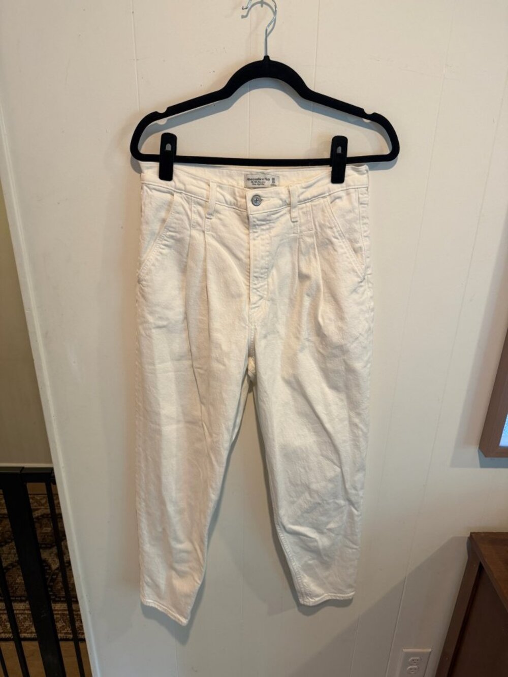 A&F '80s Mom Jean Ultra High Rise in white, size 30/10 Long